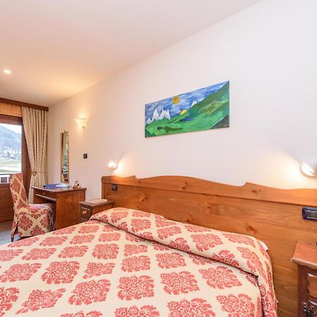 Hotel Des Roses Antey-Saint-André Kültér fotó