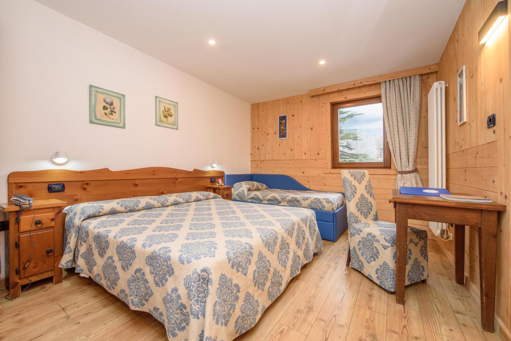 Hotel Des Roses Antey-Saint-André Kültér fotó
