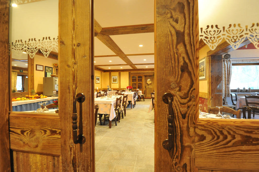 Hotel Des Roses Antey-Saint-André Kültér fotó