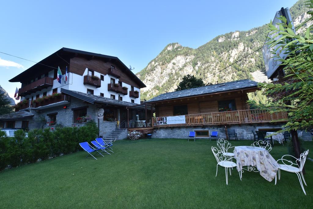 Hotel Des Roses Antey-Saint-André Kültér fotó