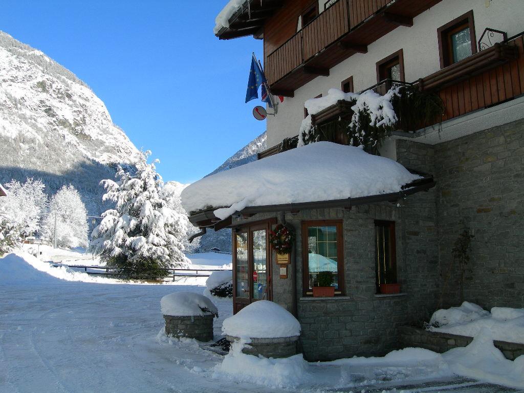 Hotel Des Roses Antey-Saint-André Kültér fotó